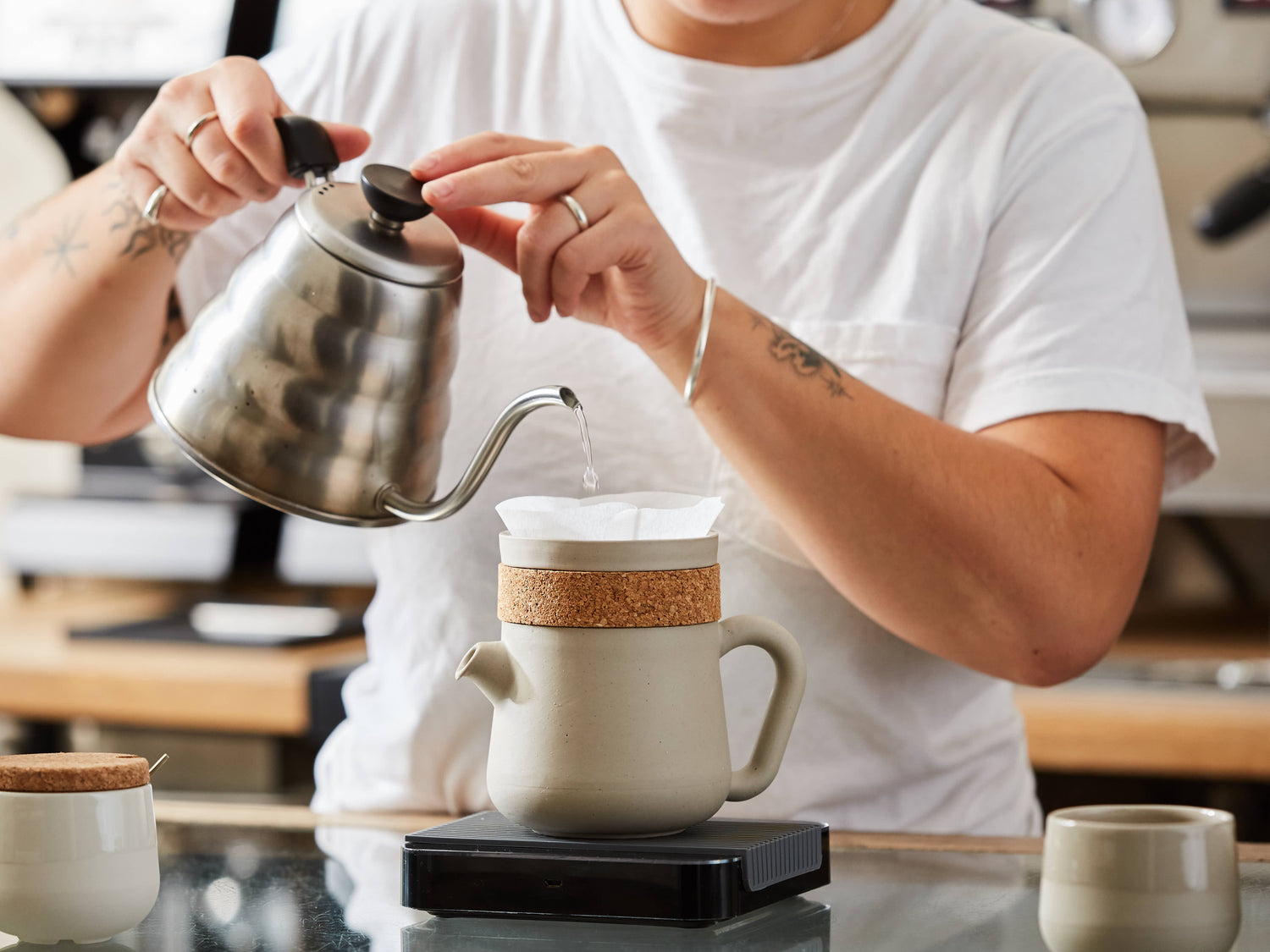 Frido Filterkaffeekanne Farbe Sand in Anwendung